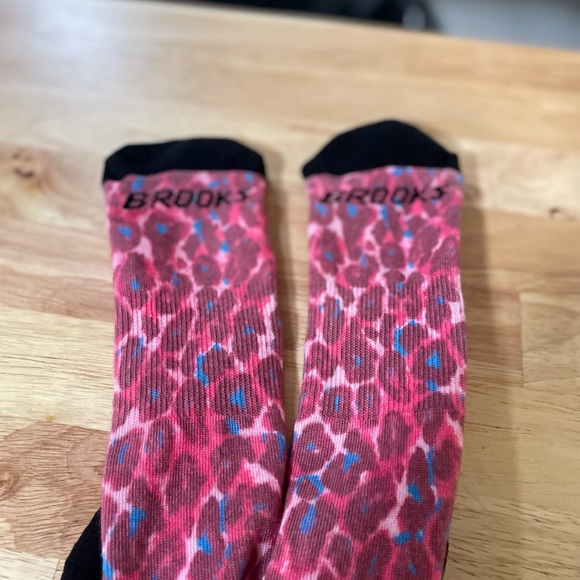 Brooks unisex long socks sz large pink and blue NWT - Picture 3 of 3